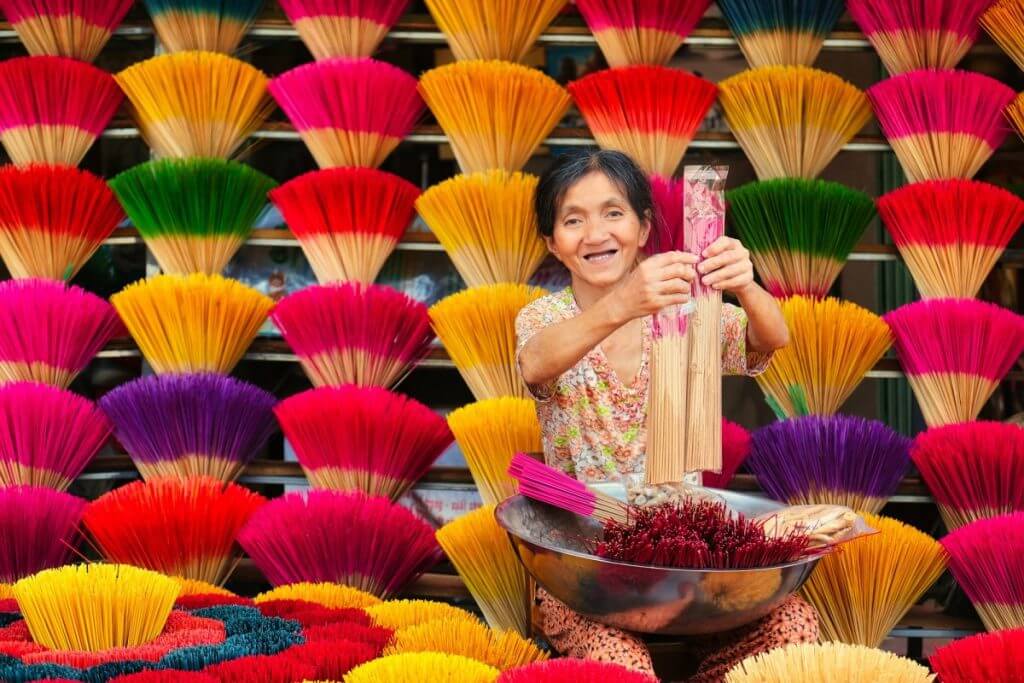 Làng hương Thủy Xuân nơi nổi tiếng với nghề làm hương truyền thống (sưu tầm)