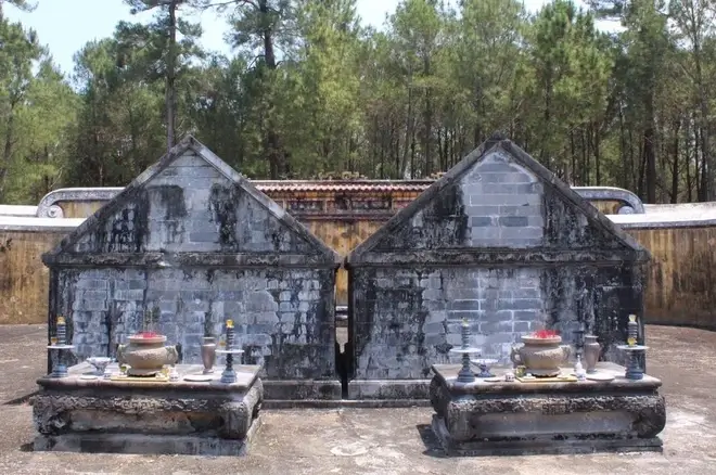 Mộ vua Gia Long và Thừa Thiên Cao hoàng hậu tại Thiên Thọ Lăng (Ảnh Sưu tầm) Mộ vua Gia Long và Thừa Thiên Cao hoàng hậu tại Thiên Thọ Lăng (Ảnh Sưu tầm)