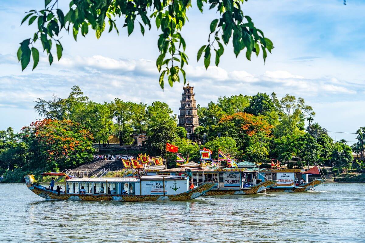Một trải nghiệm thú vị khi di chuyển đến điện Hòn Chén bằng thuyền trên sông Hương (sưu tầm)