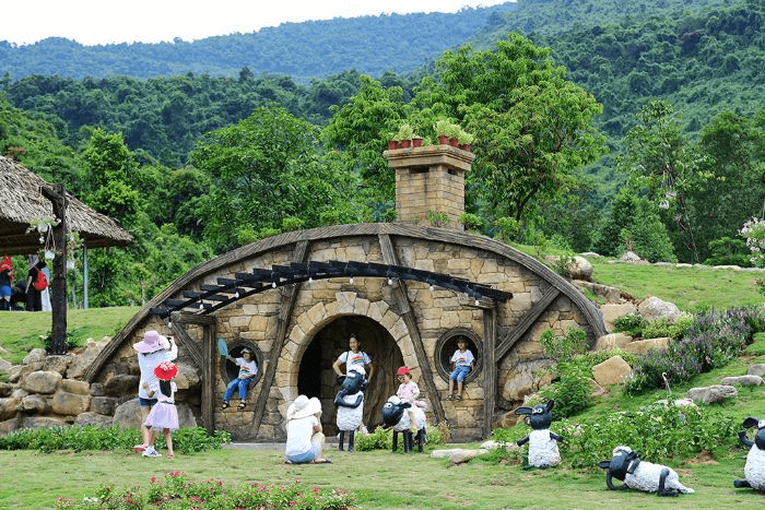 Ngôi làng Hobbit ở chân núi Bạch Mã Ngôi làng Hobbit ở chân núi Bạch Mã