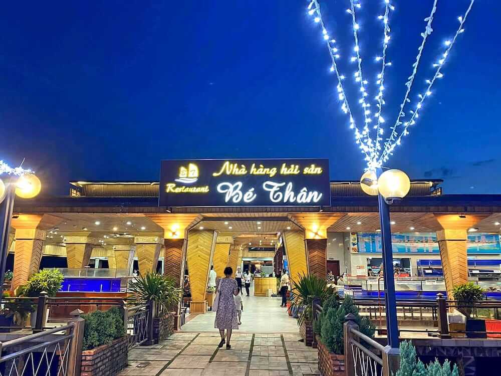 Nhà hàng bé Thân nổi tiếng với các loại hải sản tươi ngon và view rộng thoáng (sưu tầm) Nhà hàng bé Thân nổi tiếng với các loại hải sản tươi ngon và view rộng thoáng (sưu tầm)