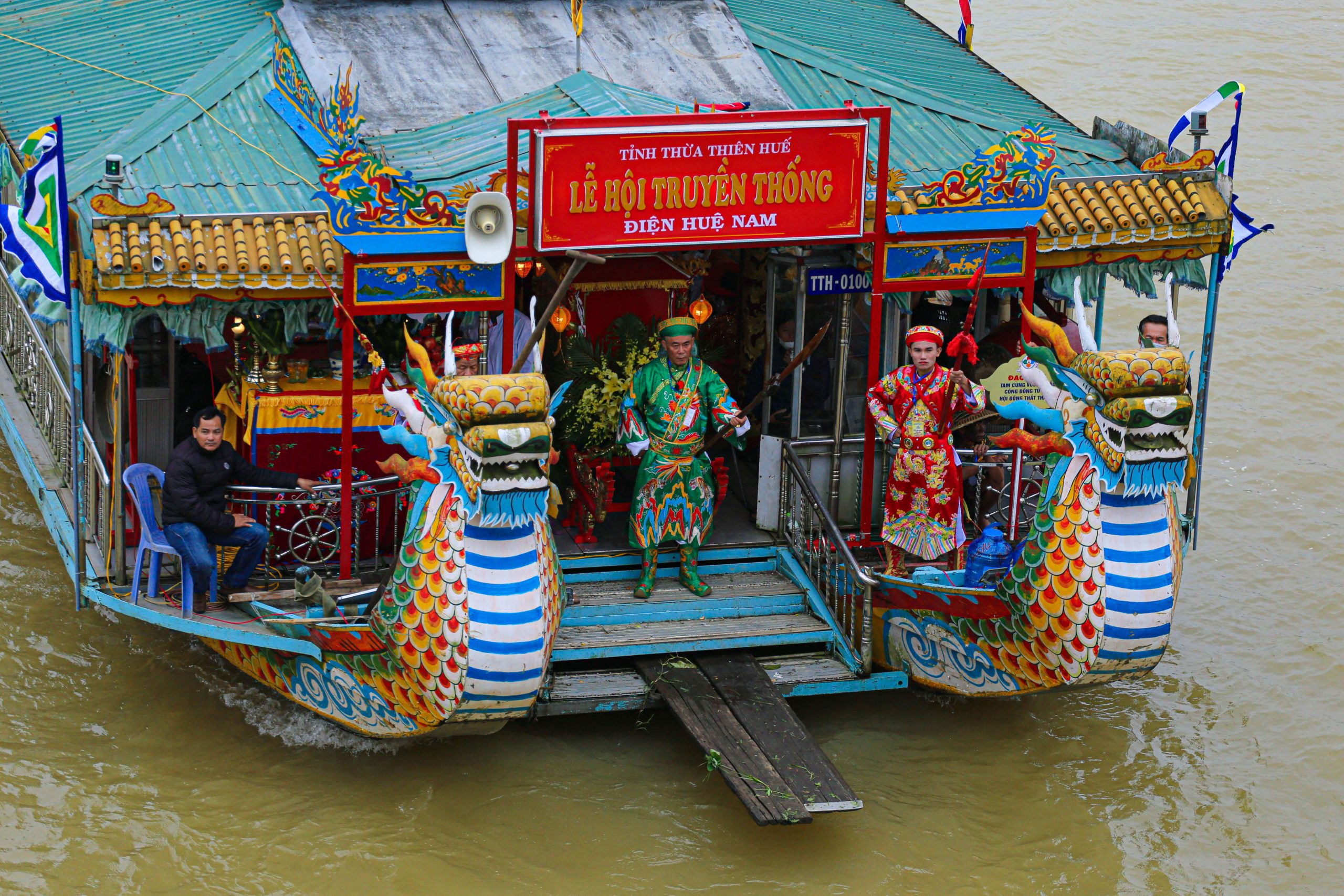 Những nghi thức truyền thống diễn ra trong không khí trang trọng tại điện Hòn Chén (sưu tầm)