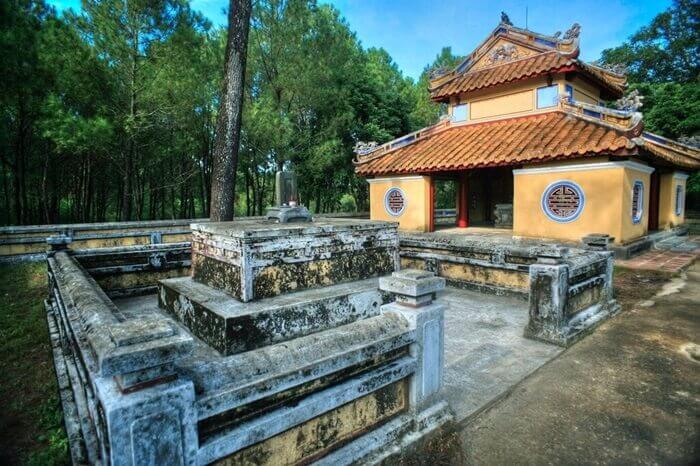 Nơi an nghỉ của vua và hoàng hậu bên trong Lăng Gia Long (sưu tầm) Nơi an nghỉ của vua và hoàng hậu bên trong Lăng Gia Long (sưu tầm)