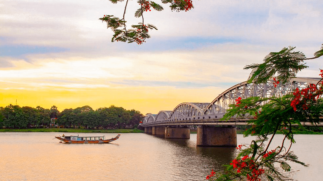 Sông Hương nhẹ nhàng ôm lấy Huế (Ảnh Sưu tầm) Địa điểm du lịch Huế: Sông Hương nhẹ nhàng ôm lấy Huế (Ảnh Sưu tầm)