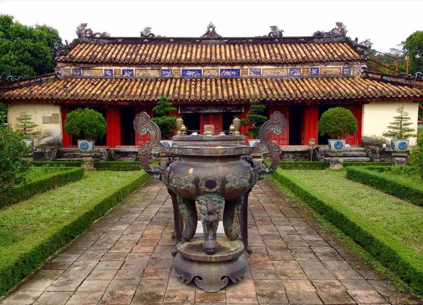 Sự đơn giản, tĩnh lặng lấy thiên nhiên làm điểm nhấn của Lăng Gia Long (sưu tầm) Sự đơn giản, tĩnh lặng lấy thiên nhiên làm điểm nhấn của Lăng Gia Long (sưu tầm)