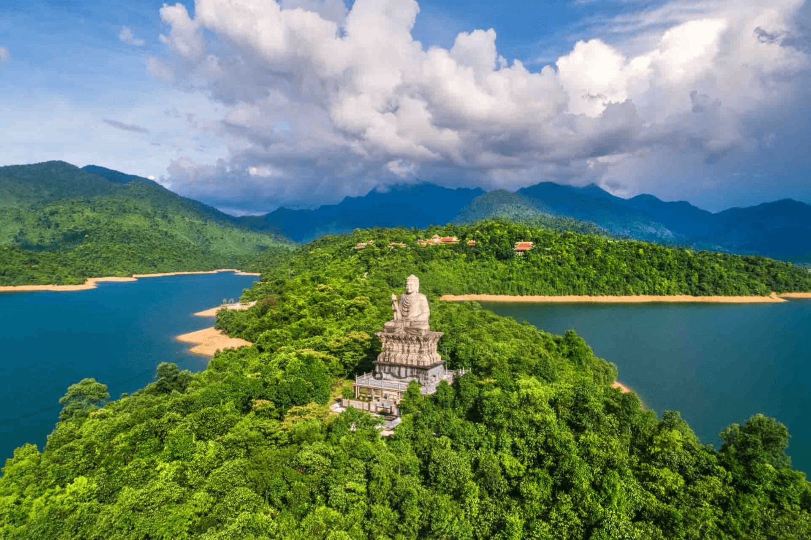 Sự giao thoa tinh tế giữa biển cả và núi rừng Bạch Mã Sự giao thoa tinh tế giữa biển cả và núi rừng Bạch Mã