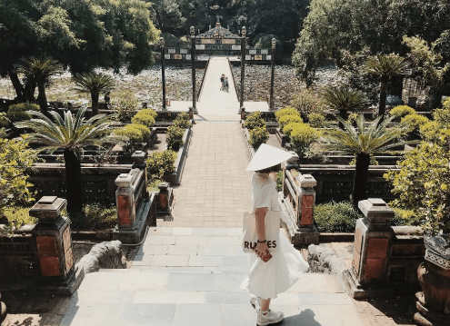 Sự kết hợp giữa váy sáng màu và nón bài thơ – lựa chọn tinh tế tại lăng tẩm Huế (Ảnh @heohaman 0407) Sự kết hợp giữa váy sáng màu và nón bài thơ – lựa chọn tinh tế tại lăng tẩm Huế (Ảnh @heohaman 0407)