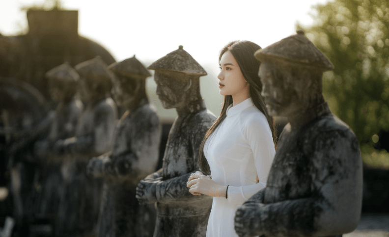 Tà áo dài giữa không gian lịch sử (Ảnh Sưu tầm) Tà áo dài giữa không gian lịch sử (Ảnh Sưu tầm)