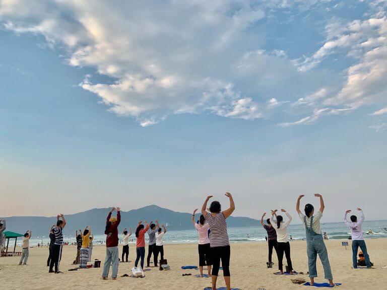 Tập thể dục, tập yoga buổi sáng tại công viên biển Đông Đà Nẵng được các cô chú yêu thích (sưu tầm)