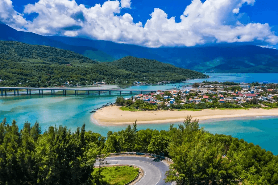 Tháng 4 đến tháng 7 là khoảng thời gian đẹp nhất nếu bạn muốn đi thăm Vịnh Lăng Cô (Ảnh Sưu tầm) Tháng 4 đến tháng 7 là khoảng thời gian đẹp nhất nếu bạn muốn đi thăm Vịnh Lăng Cô (Ảnh Sưu tầm)