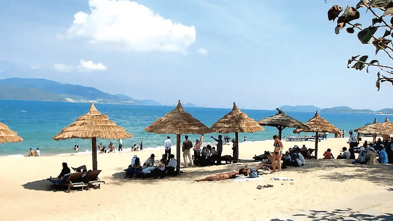 Tháng 4 đến tháng 9 là mùa cao điểm du lịch tại biển Mỹ Khê Đà Nẵng (Ảnh Sưu tầm)