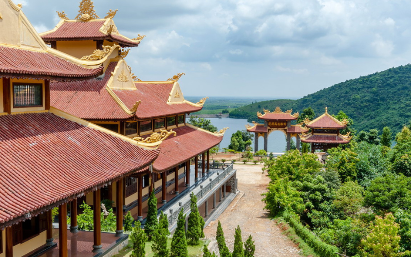 Thiền viện Trúc Lâm Bạch Mã tọa lạc giữa dãy núi Bạch Mã thanh tịnh (sưu tầm) Thiền viện Trúc Lâm Bạch Mã tọa lạc giữa dãy núi Bạch Mã thanh tịnh (sưu tầm)