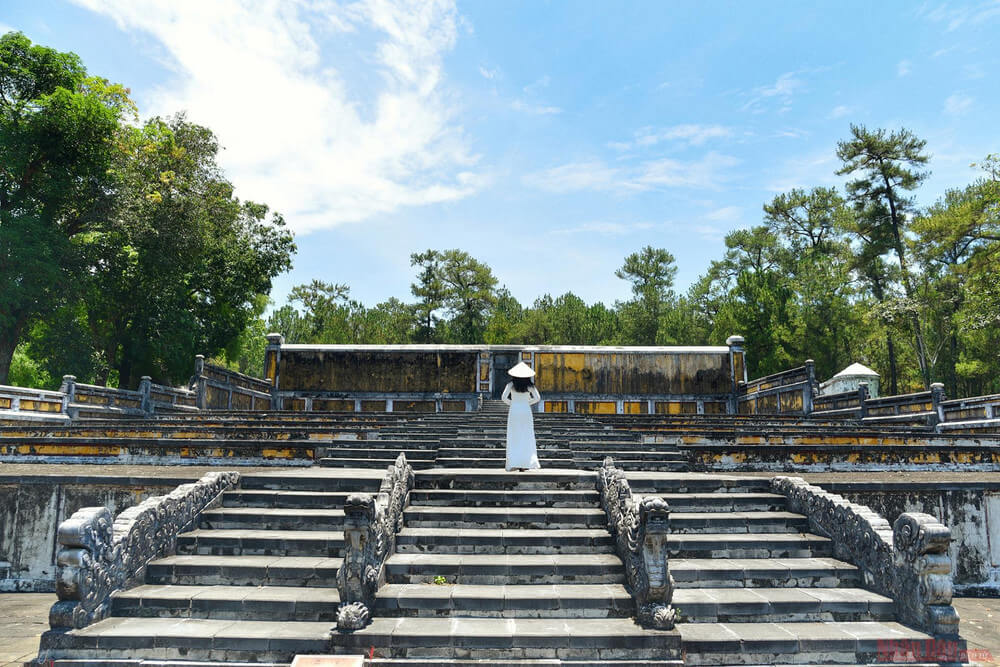 Thời tiết nắng đẹp hanh khô thích hợp để tham quan Lăng Gia Long (sưu tầm) Thời tiết nắng đẹp hanh khô thích hợp để tham quan Lăng Gia Long (sưu tầm)