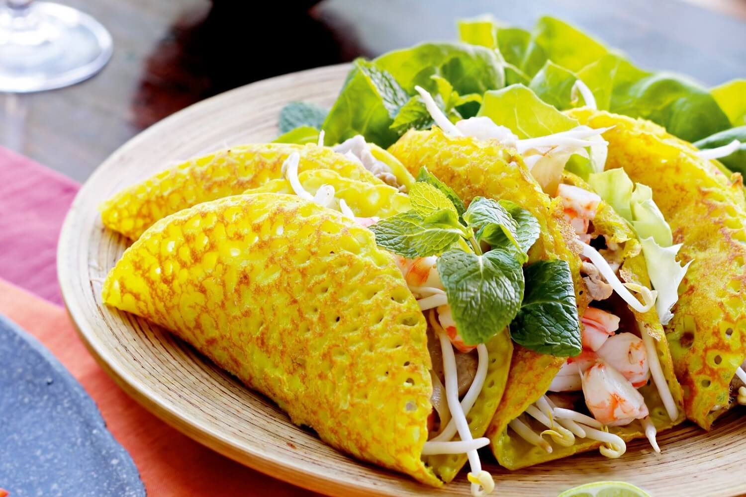 Thưởng thức bánh khoái cùng với các loại rau sống sẽ giảm đi sự ngán của giàu mỡ (sưu tầm) Ăn gì ở Huế: Thưởng thức bánh khoái cùng với các loại rau sống sẽ giảm đi sự ngán của giàu mỡ (sưu tầm)