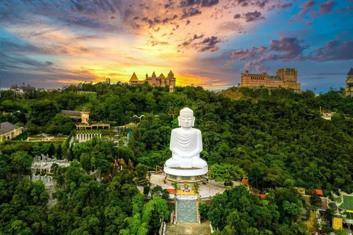 Toàn cảnh chùa Linh Ứng Bà Nà giữa mây núi (Ảnh Sưu tầm) Toàn cảnh chùa Linh Ứng Bà Nà giữa mây núi (Ảnh Sưu tầm)