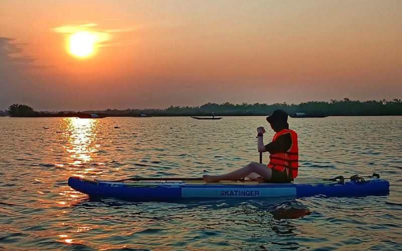 Trải nghiệm hoạt động chèo SUP hoặc kayak tại Đầm Lập An (sưu tầm) Trải nghiệm hoạt động chèo SUP hoặc kayak tại Đầm Lập An (sưu tầm)