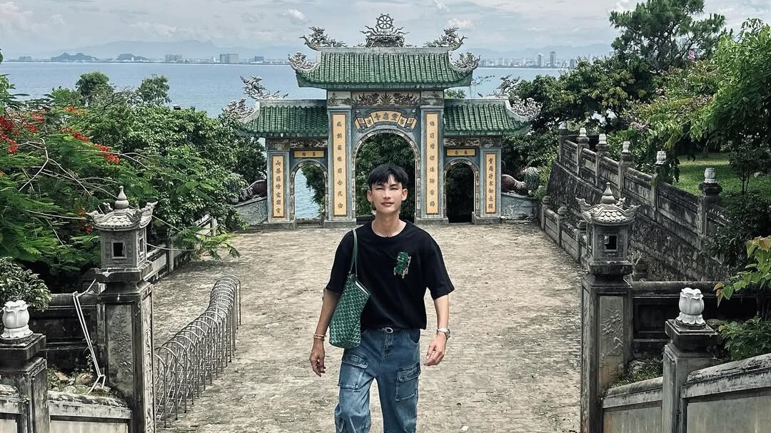 Trang phục lịch sự, kín đáo khi tham quan chùa Linh Ứng – Đà Nẵng (Ảnh @nonnonthaphas) Trang phục lịch sự, kín đáo khi tham quan chùa Linh Ứng – Đà Nẵng (Ảnh @nonnonthaphas)