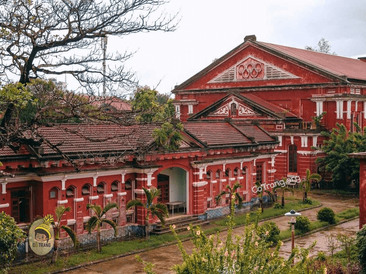 Trường Quốc Học có kiến trúc đẹp thời Pháp (Ảnh: Cô Trang) Địa điểm du lịch Huế: Trường Quốc Học có kiến trúc đẹp thời Pháp (Ảnh: Cô Trang)
