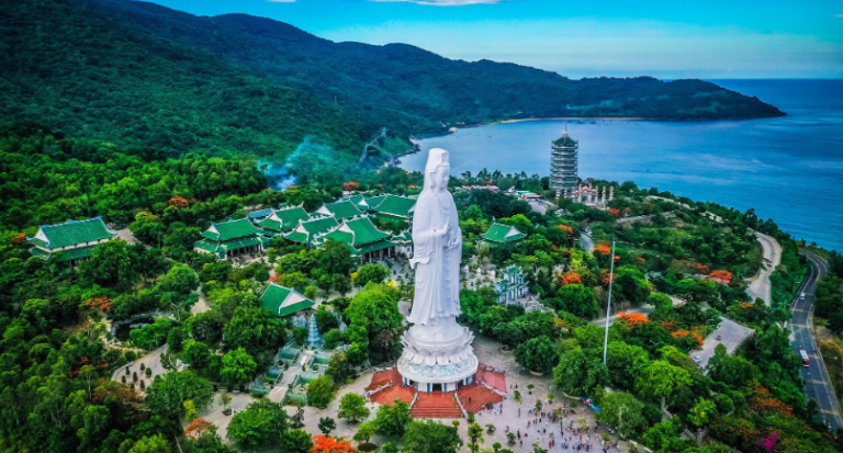Tượng Quan Âm chùa Linh Ứng Sơn Trà nhìn ra biển Đà Nẵng (Ảnh Sưu tầm)