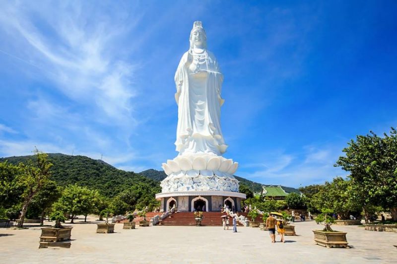 Tượng Quan Âm – Biểu tượng Chùa Linh Ứng Bãi Bụt, Sơn Trà (Ảnh Sưu tầm) Tượng Quan Âm – Biểu tượng Chùa Linh Ứng Bãi Bụt, Sơn Trà (Ảnh Sưu tầm)