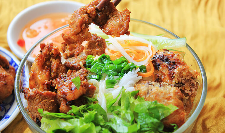 Tuy các quán nhỏ ở trong kiệt nhưng chưa bao giờ vãng khách (sưu tầm) Ăn gì ở Huế: Tuy các quán nhỏ ở trong kiệt nhưng chưa bao giờ vãng khách (sưu tầm)
