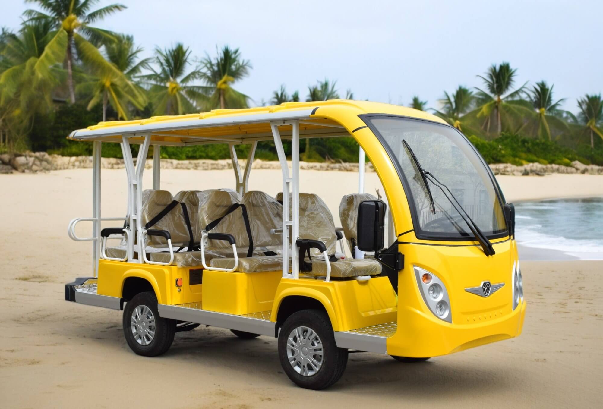 Xe điện 11 chỗ là lựa chọn thân thiện và độc đáo để khám phá khu vực gần Công viên Biển Đông (sưu tầm)