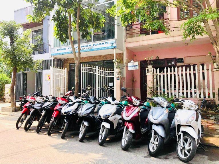 Xe máy cũng là phương tiện thuận tiện để di chuyển trong thành phố được du khách tin chọn (sưu tầm)