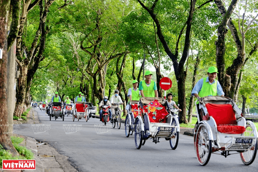 Xích lô thích hợp cho những ai muốn thăm quan ngắm cảnh phố Huế (Ảnh Báo ảnh Việt Nam) Xích lô thích hợp cho những ai muốn thăm quan ngắm cảnh phố Huế (Ảnh Báo ảnh Việt Nam)