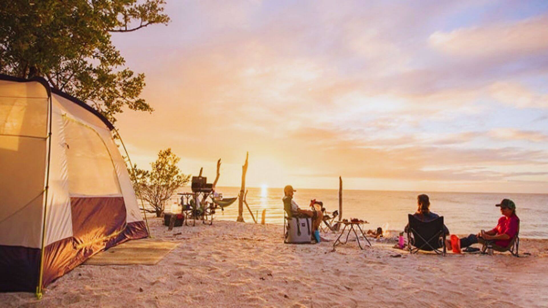 Camping cùng bạn bè tại bãi biển Nam Ô Đà Nẵng (Ảnh Sưu tầm)