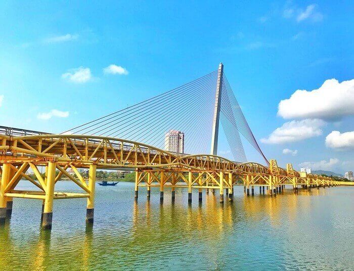 Cầu đi bộ Nguyễn Văn Trỗi với vị trí đối diện và tầm nhìn rộng (sưu tầm)