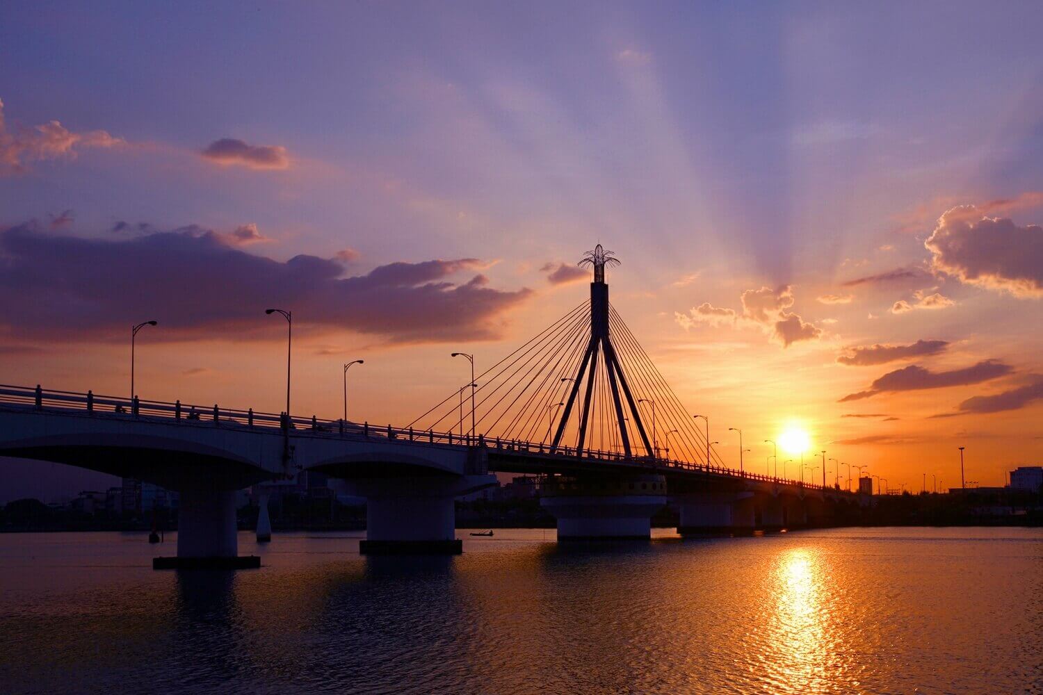 Cầu quay sông Hàn tọa lạc tại vị trí trung tâm thành phố Đà Nẵng (sưu tầm)