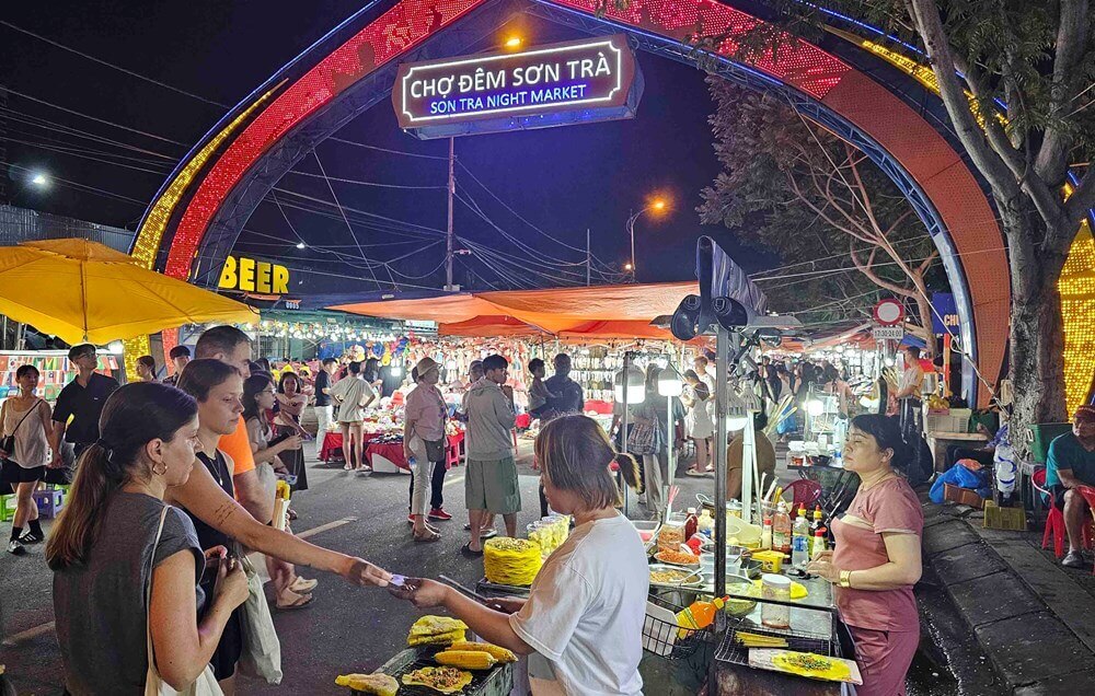 Chợ đêm Sơn Trà thường được mở cửa vào các ngày trong tuần và rất đông du khách (sưu tầm)