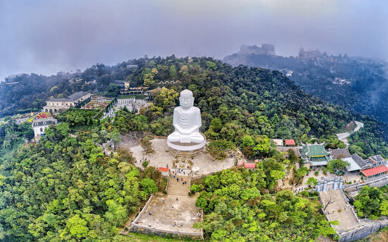 Chùa Linh Ứng Bà Nà nằm trên đỉnh núi Chúa (Bà Nà Hills) (Ảnh Sưu tầm)