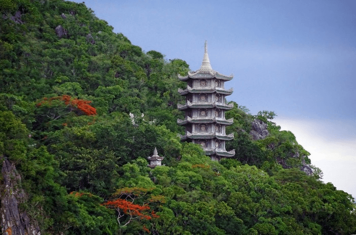 Chùa Linh Ứng Non Nước là ngôi chùa cổ kính nhất (Ảnh Sưu tầm)