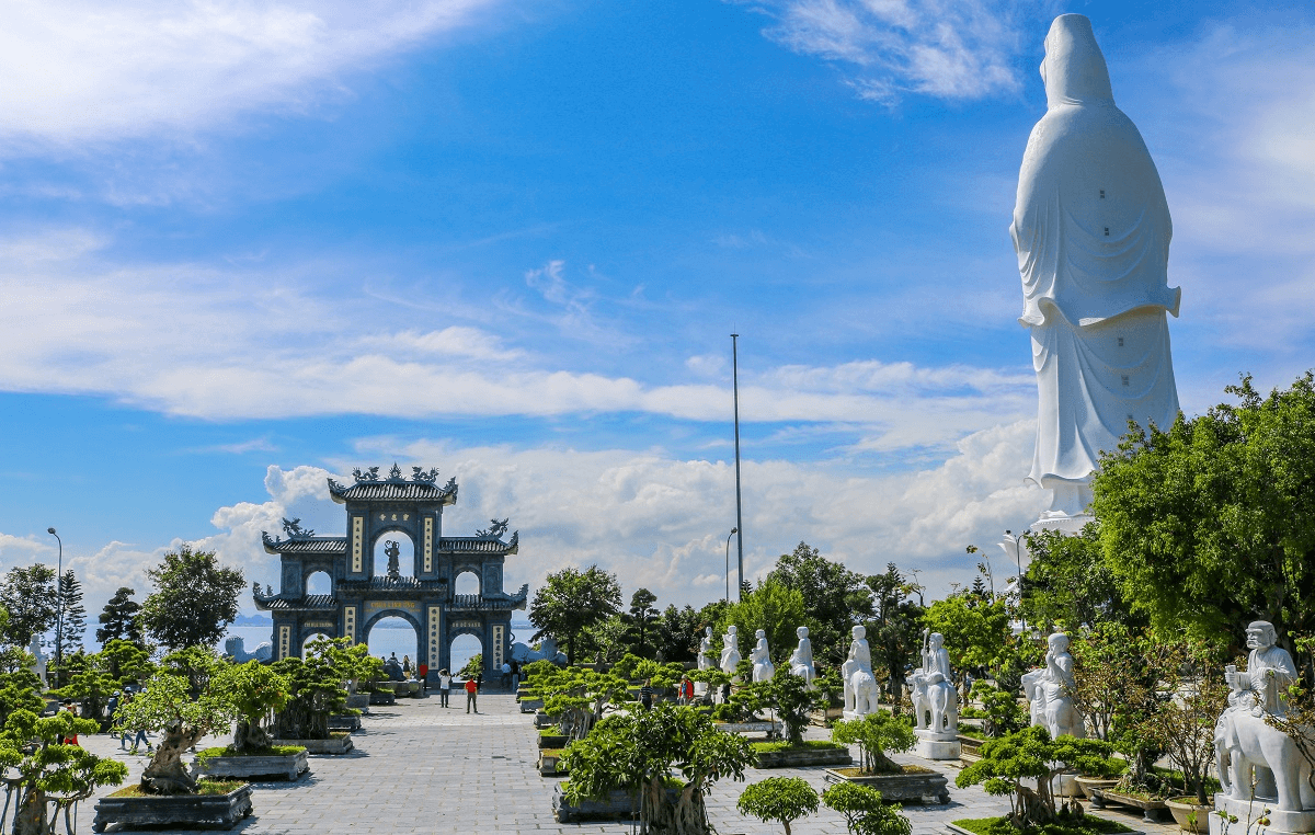Chùa Linh Ứng Sơn Trà Đà Nẵng với vị trí đắc địa (Ảnh Sưu tầm)