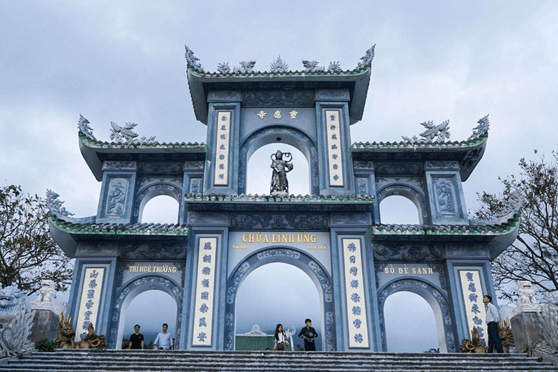 Cổng Tam Quan của chùa Linh Ứng là cổng xây theo kiểu truyền thống (Ảnh Sưu tầm)