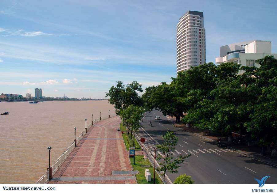 Dọc tuyến đường Bạch Đằng và Trần Hưng Đạo là nơi bạn có thể ngắm cầu quay miễn phí (sưu tầm)