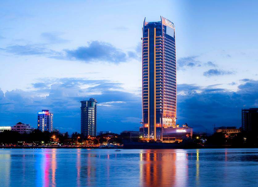 Khách sạn Novotel Khách sạn 5 sao được đánh giá cao với view nhìn ra cầu quay sông Hàn thơ mộng (sưu tầm)