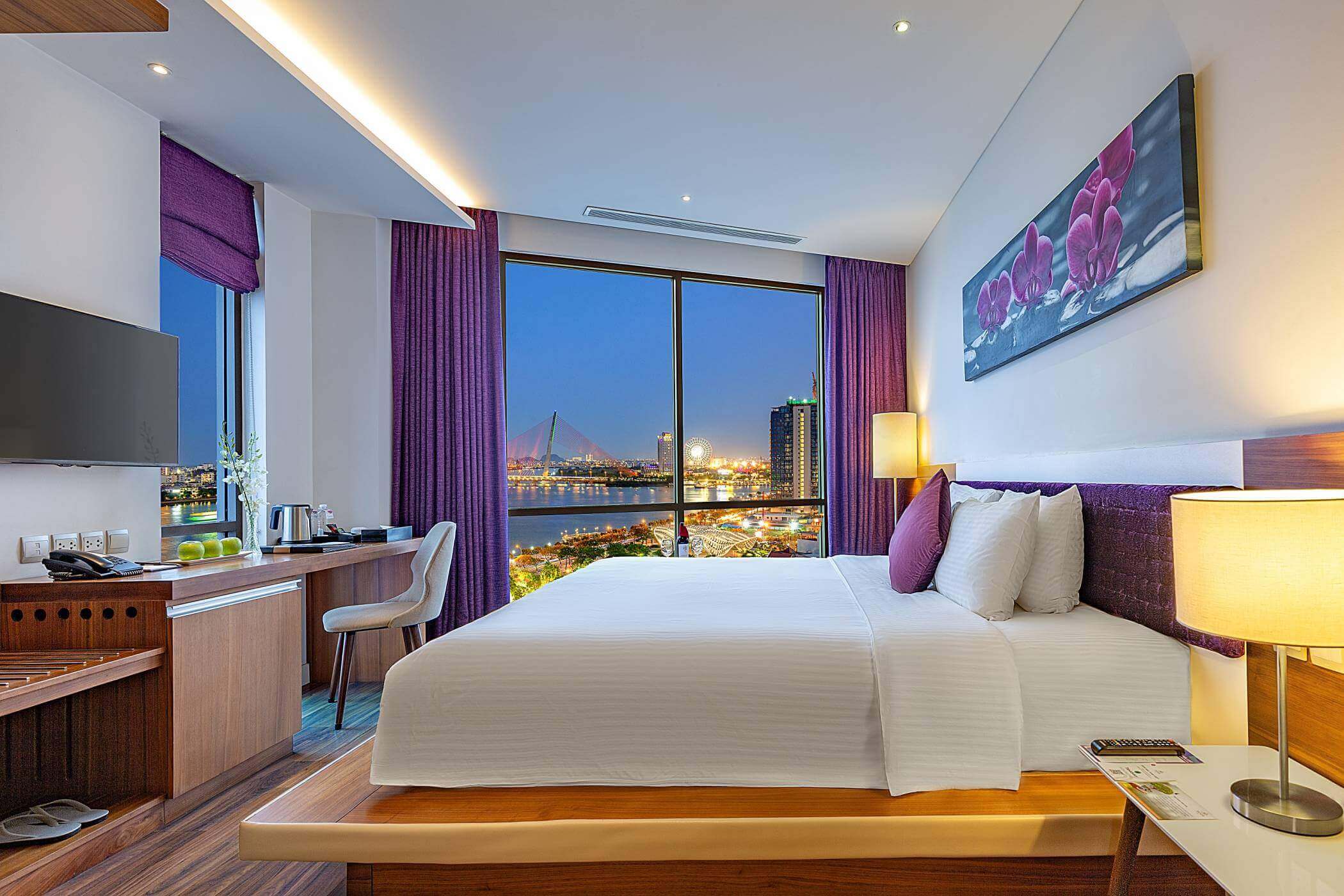 Khách sạn Vanda Hotel với không gian riêng tư thích hợp để tận hưởng khung cảnh cầu quay sông Hàn về đêm (sưu tầm)