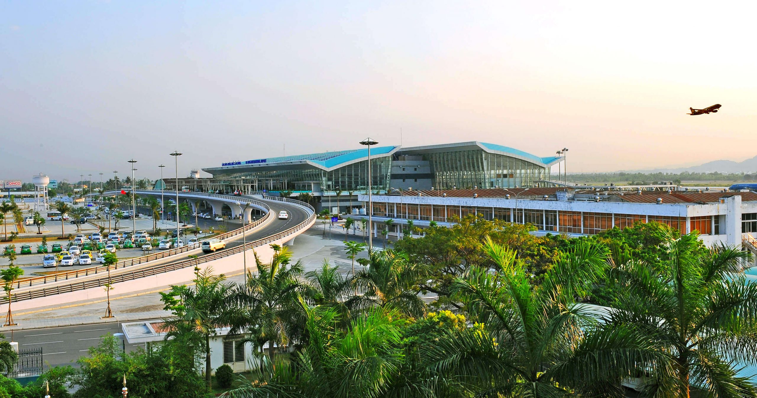 Khoảng cách từ sân bay quốc tế Đà Nẵng đến cầu quay sông Hàn mất khoảng 5km (sưu tầm)