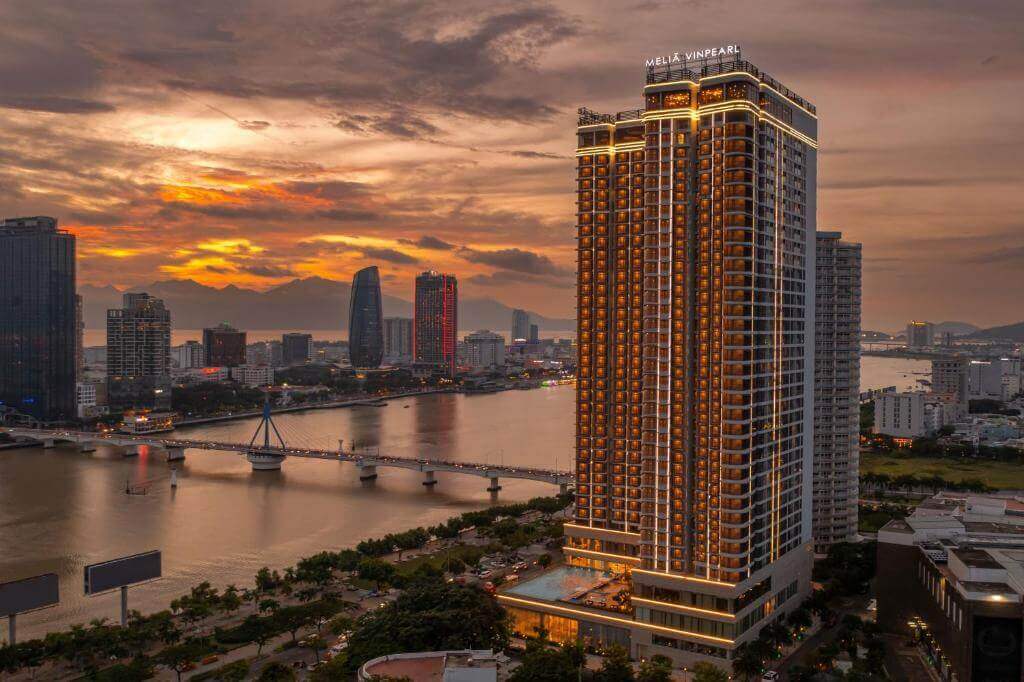 Melia Vinpearl Danang Riverfront với view nhìn thẳng ra cầu quay sông Hàn (sưu tầm)