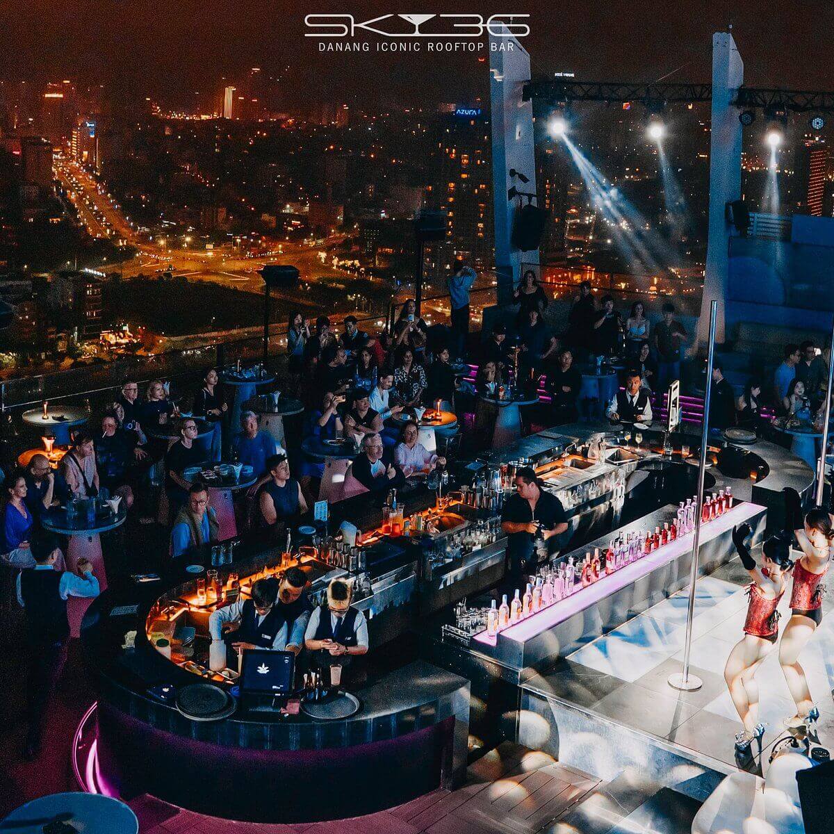 Skybar 36 giúp bạn vừa tận hưởng không khí nhộn nhịp vừa ngắm được cầu quay sông Hàn (sưu tầm)