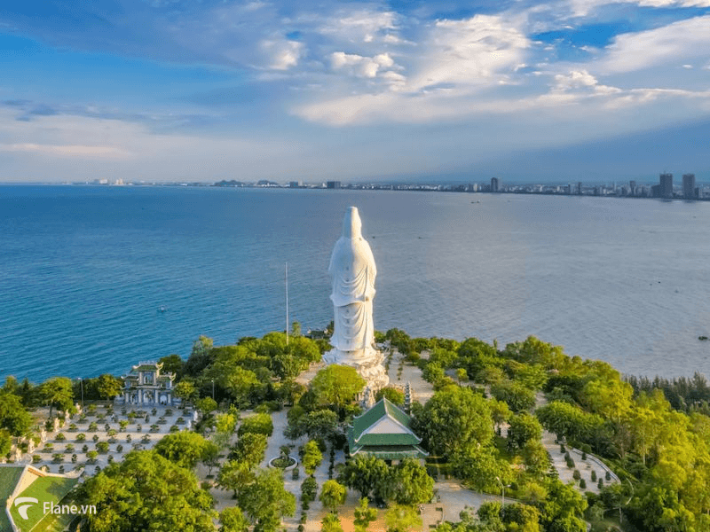 Tháng 3 đến tháng 9 là thời điểm đẹp để tham quan chùa Linh Ứng Bãi Bụt Đà Nẵng (Ảnh Flane)