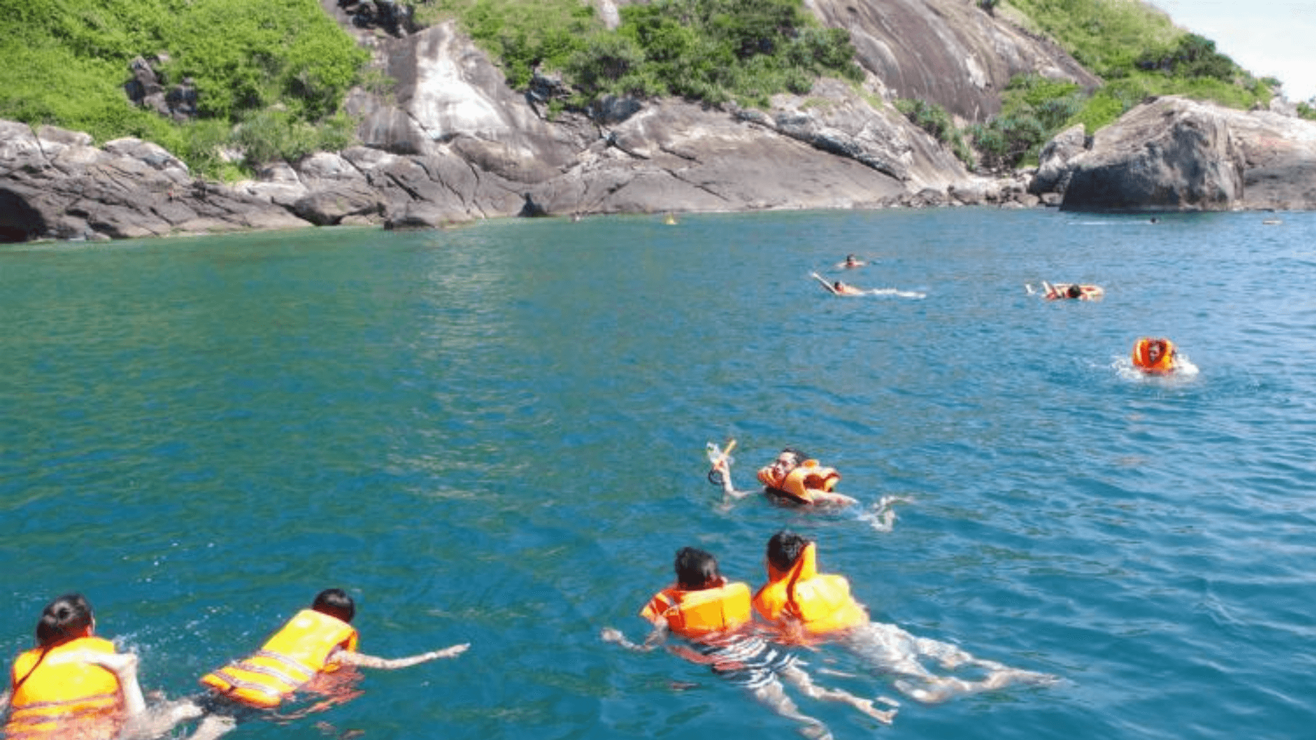 Trải nghiệm tắm biển, đắm mình trong làn nước trong xanh tại Bãi Bụt (Ảnh Sưu tầm)