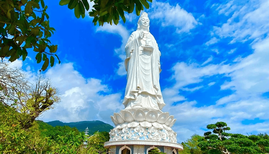 Tượng Phật Bà Quan Âm chùa Linh Ứng Bãi Bụt với kiến trúc 17 tầng độc đáo (Ảnh Sưu tầm)