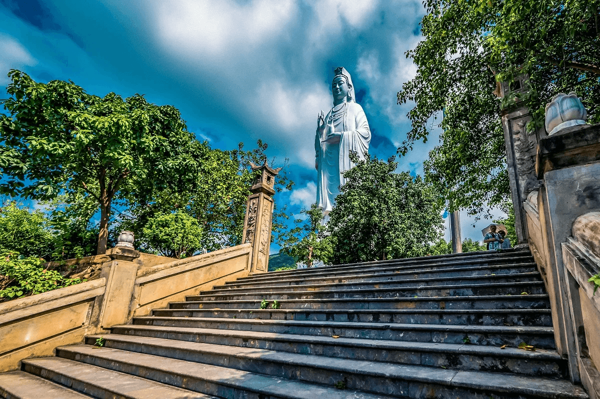 Vị trí “tựa sơn hướng hải” của Chùa Linh Ứng Bãi Bụt Đà Nẵng (Ảnh Sưu tầm)