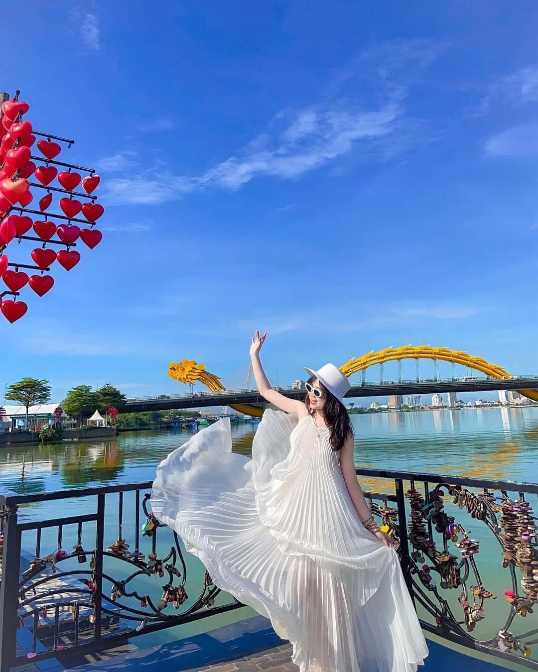 Ánh Rồng phản chiếu mặt nước từ Cầu Tình Yêu (Ảnh Sưu tầm) Ánh Rồng phản chiếu mặt nước từ Cầu Tình Yêu (Ảnh Sưu tầm)