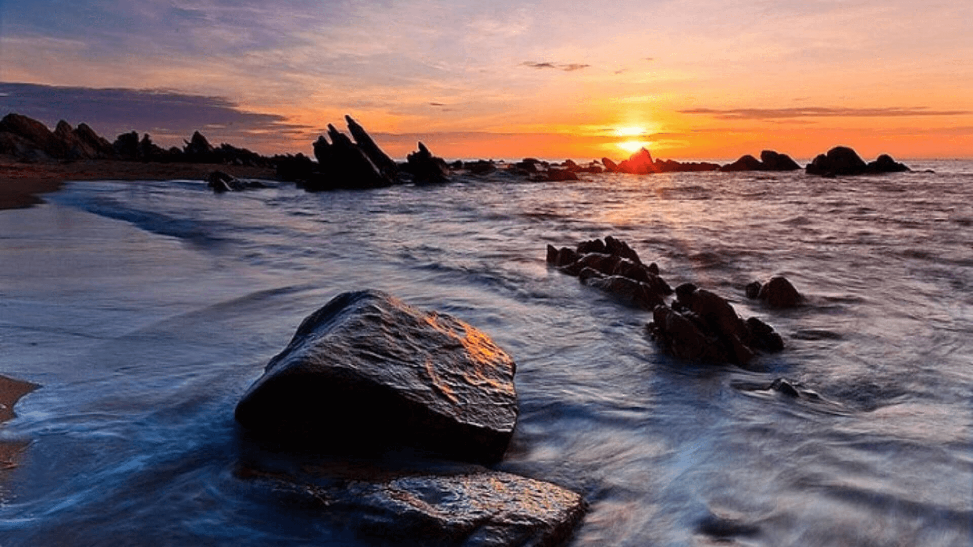 Bãi Rạng (Sơn Trà) là bãi đá hoang sơ, thiên đường hải sản chòi lá dân dã