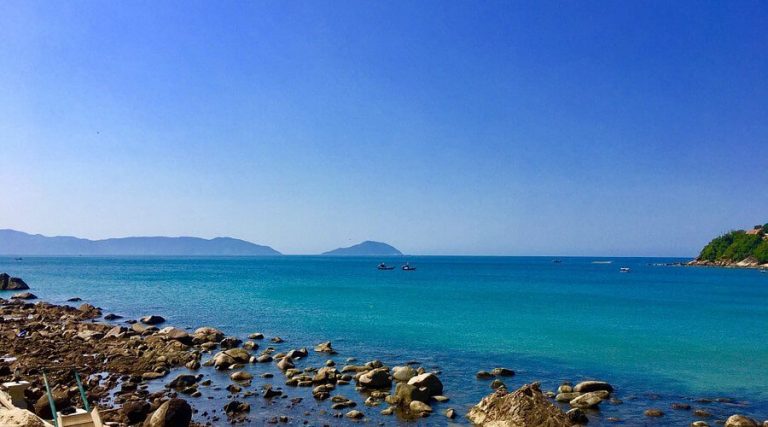 Bãi biển Tiên Sa Đà Nẵng với cát vàng mịn và nước biển trong xanh