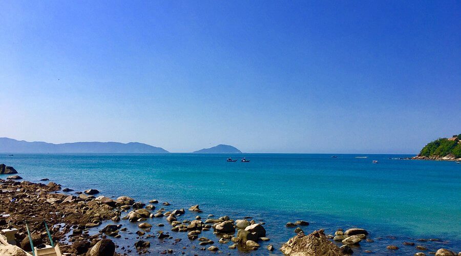 Bãi biển Tiên Sa Đà Nẵng với cát vàng mịn và nước biển trong xanh